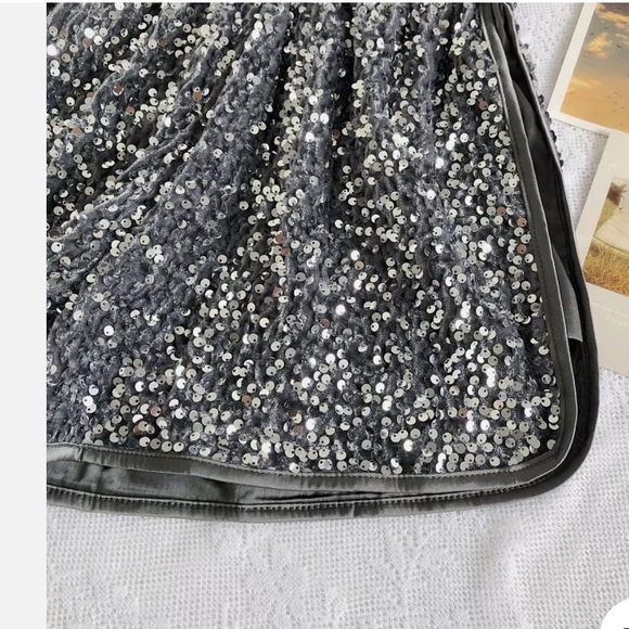 Hihaiyijia Velvet & Sequin Shorts - Picture 4 of 8